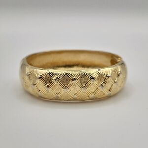 Vintage Gold Tone Textured Lattice Hinged Bangle Bracelet Wide Geometric Cuff